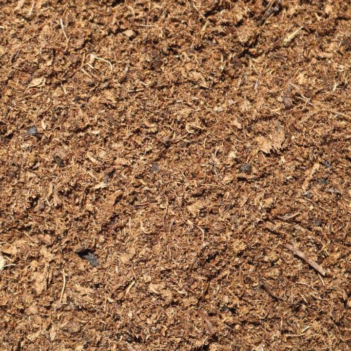 Some pieces of wooden branch clearly show that 0-7mm fine structure peat is collected and proceeded naturally without aggresive methods like grinding